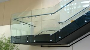 Ограждения для лестниц из стекла